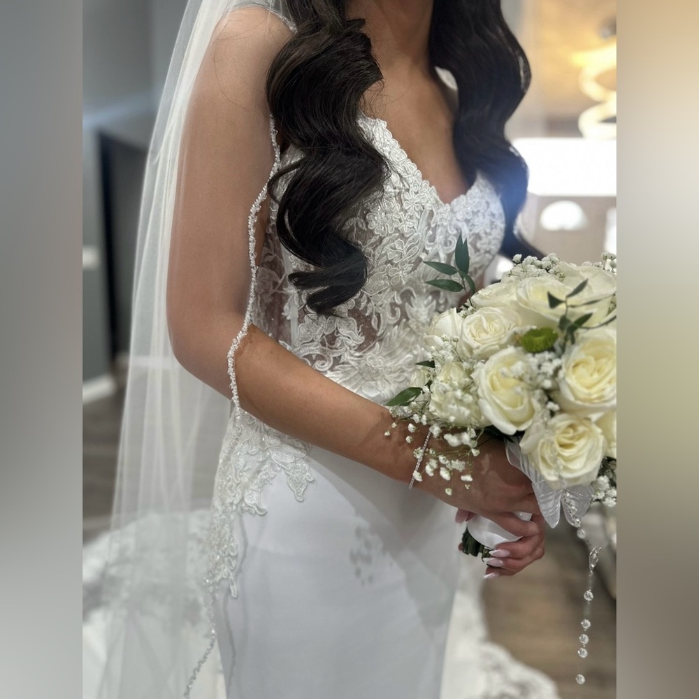 Elegant White Lace Wedding Dress with Train - Picture 4 of 6